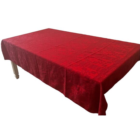 Kohl’s Christmas Red Poinsettia Cloth Tablecloth Size 57 Inches by 82 Inches - Picture 3 of 7